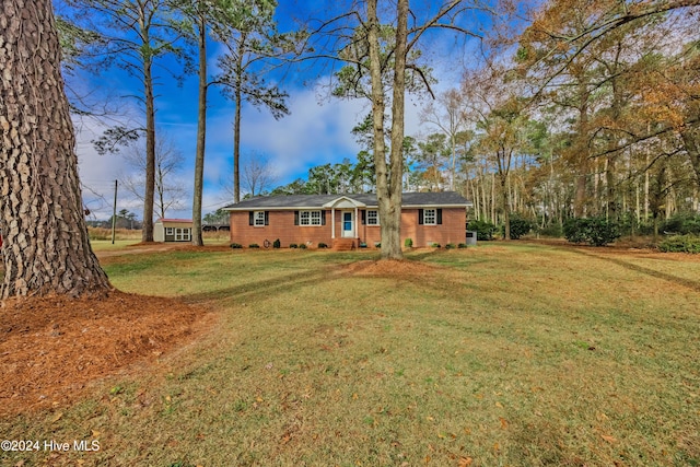 ranch-style house featuring a front lawn