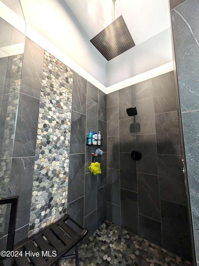 bathroom featuring tiled shower