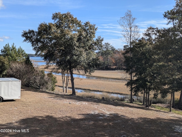 view of yard featuring a water view