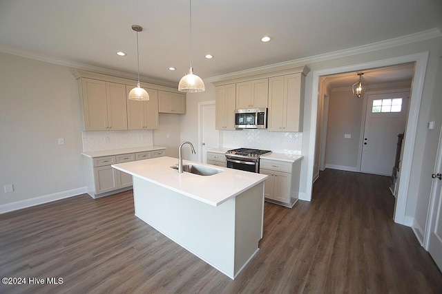 kitchen with sink, an island with sink, appliances with stainless steel finishes, decorative light fixtures, and dark hardwood / wood-style flooring