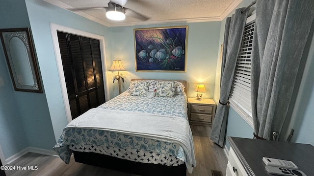 bedroom featuring a textured ceiling, a closet, ceiling fan, and hardwood / wood-style flooring