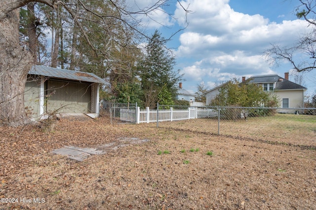 view of yard featuring an outbuilding