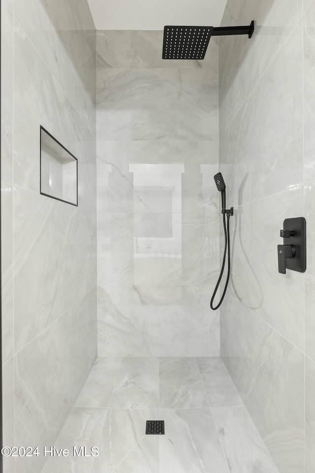 bathroom featuring a tile shower