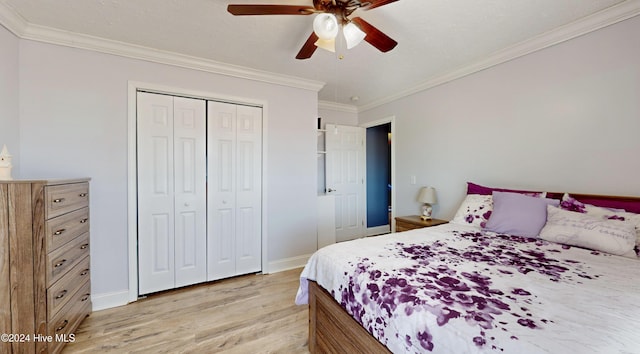 bedroom featuring a closet, ceiling fan, crown molding, and light wood-type flooring