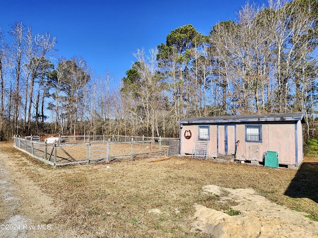 view of yard with an outdoor structure