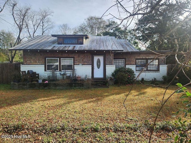 view of front of house featuring a front yard