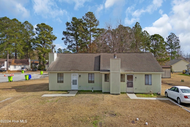 view of front of property featuring a front lawn