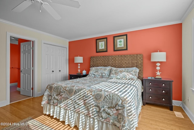 bedroom with light hardwood / wood-style floors, a closet, ornamental molding, and ceiling fan