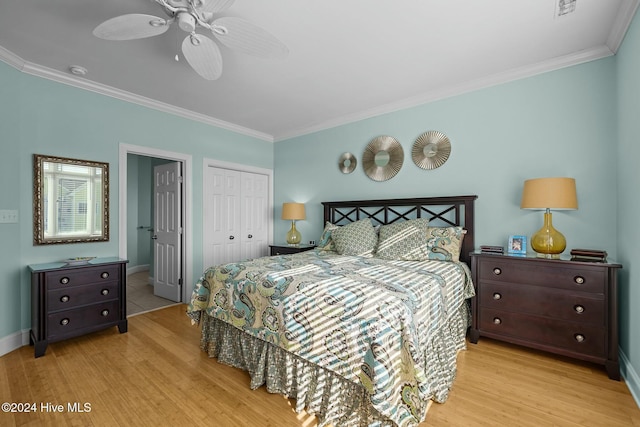 bedroom featuring ceiling fan, a closet, crown molding, and light hardwood / wood-style floors