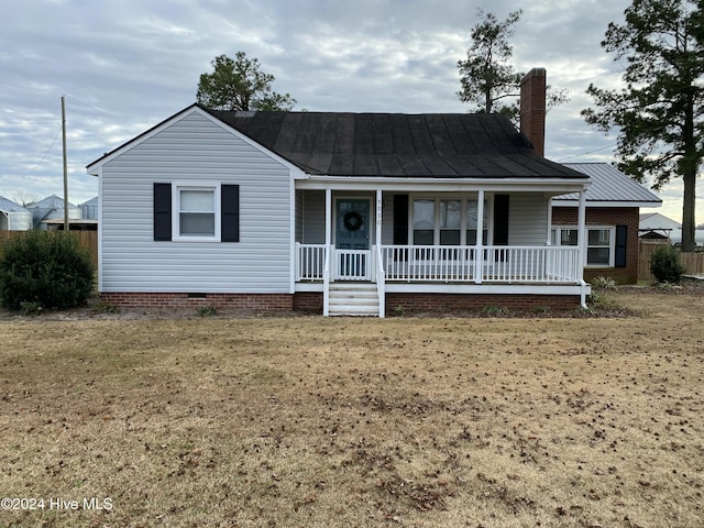 view of front of home featuring covered porch and a front lawn