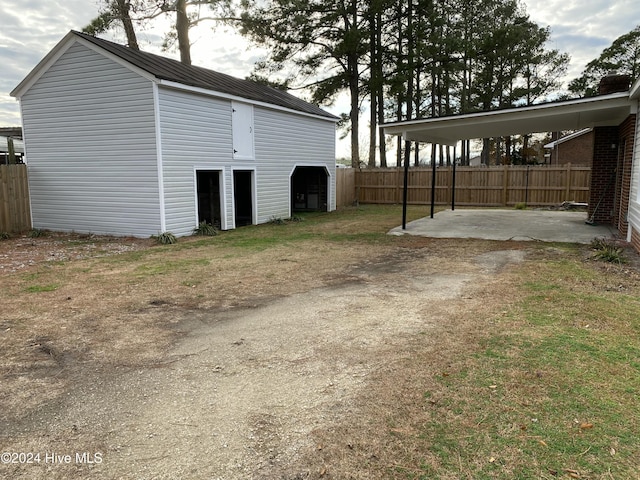 view of yard with an outdoor structure