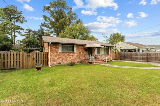 view of front of house featuring a front lawn