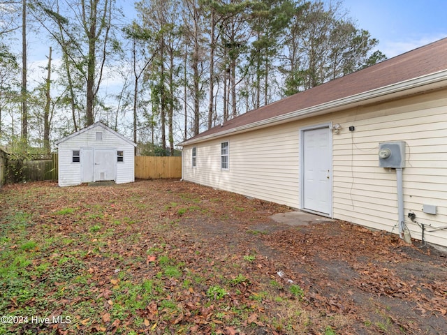 view of yard with a storage unit