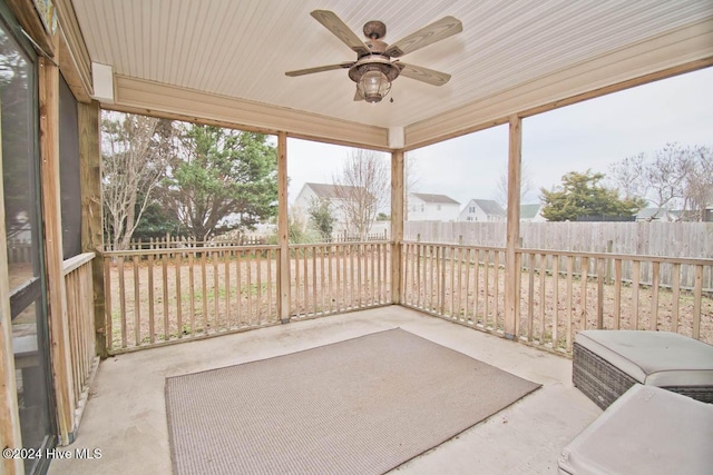 sunroom with ceiling fan