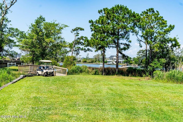 view of yard featuring a water view