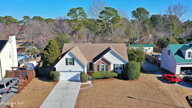 view of front facade featuring a garage and a front yard