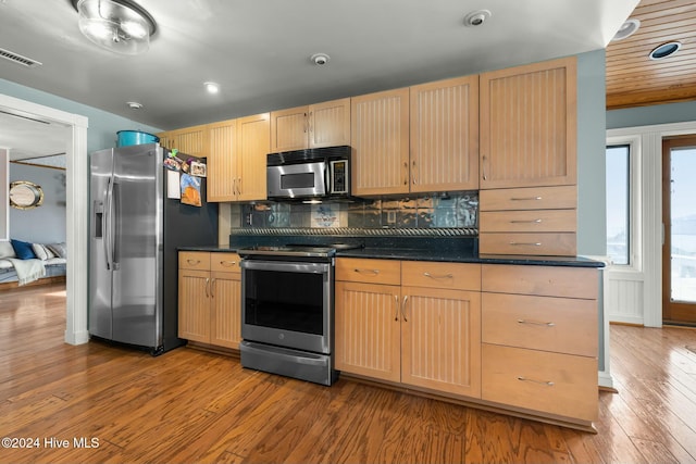 kitchen featuring stainless steel appliances, light hardwood / wood-style flooring, tasteful backsplash, and light brown cabinets