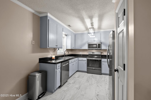 kitchen with gray cabinetry, sink, stainless steel appliances, a textured ceiling, and ornamental molding