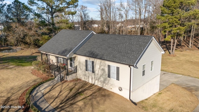 view of front of house featuring a front yard