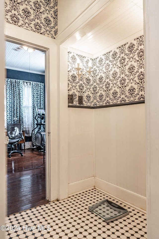 bathroom featuring ornamental molding