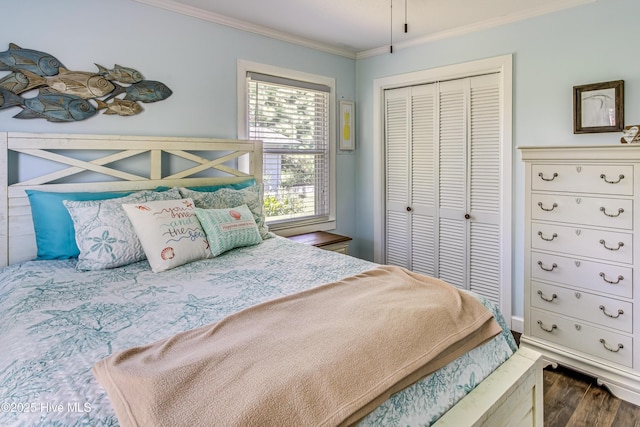 bedroom featuring dark hardwood / wood-style flooring, a closet, and crown molding