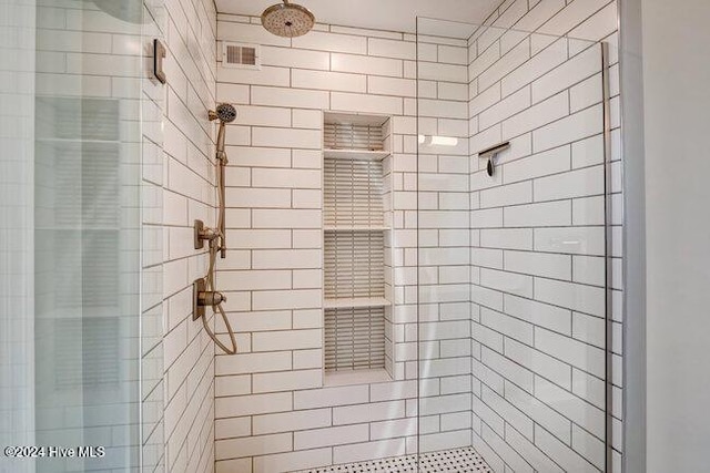 bathroom featuring a tile shower