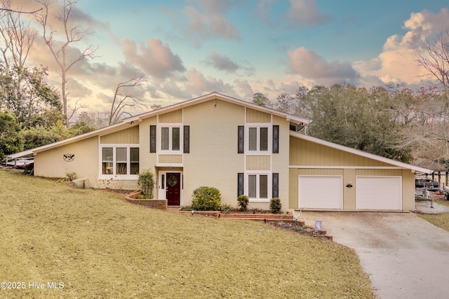 view of front of house featuring a lawn and a garage