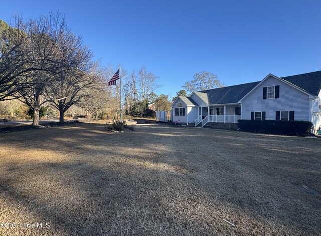 view of front facade with a porch and a front lawn