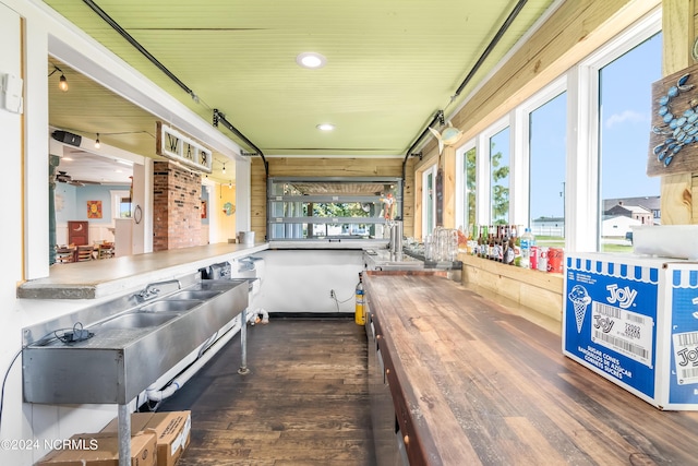 interior space featuring an outdoor kitchen