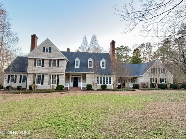 view of front of property featuring a front yard