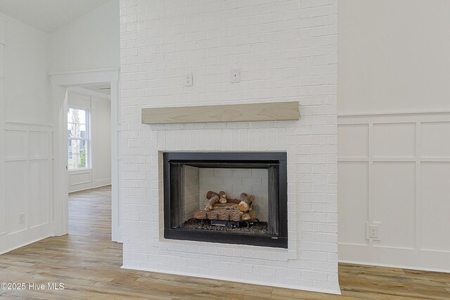 empty room with light wood-type flooring, crown molding, and a tray ceiling