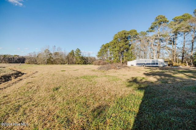 view of yard featuring a rural view