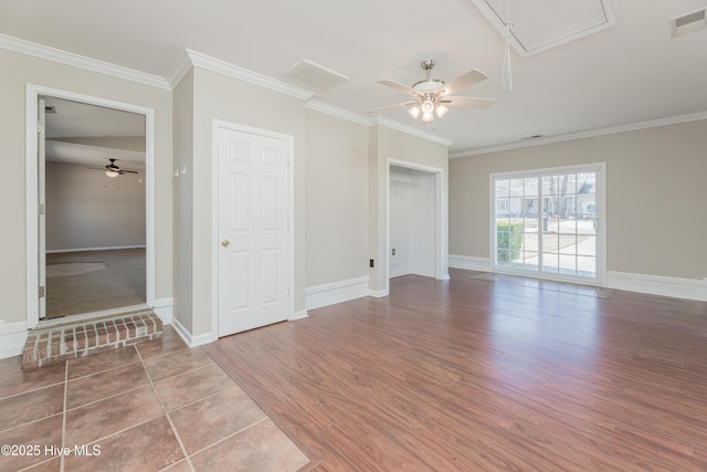 empty room featuring ceiling fan and ornamental molding