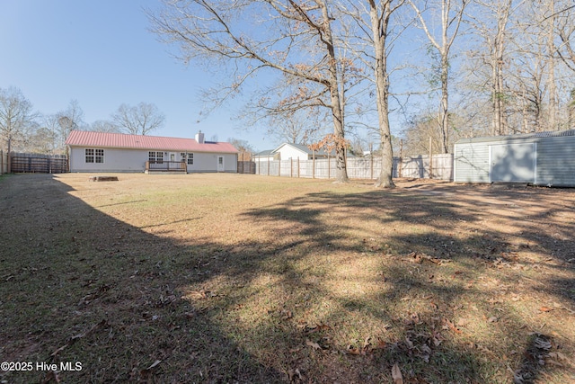 view of yard with a storage unit