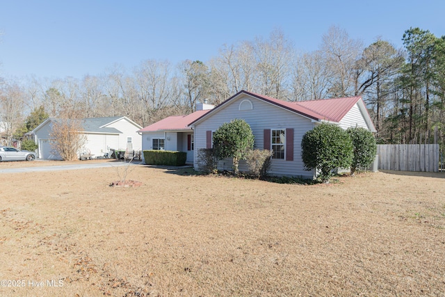 single story home featuring a front lawn