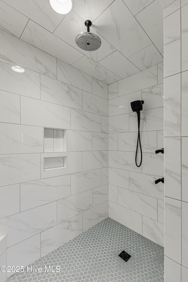 bathroom featuring a tile shower