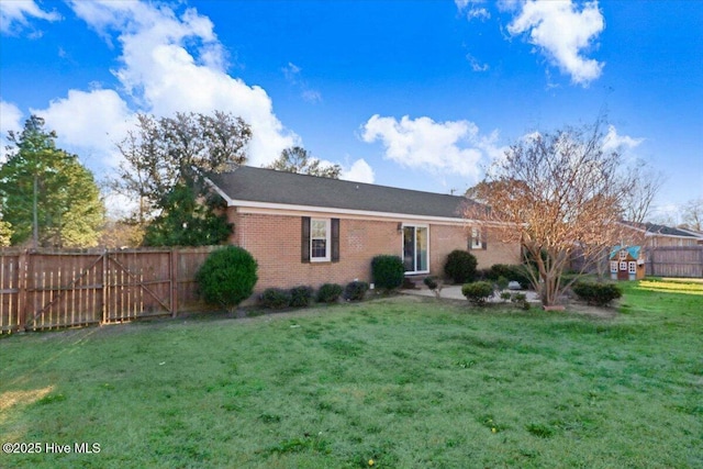 view of front facade featuring a front yard