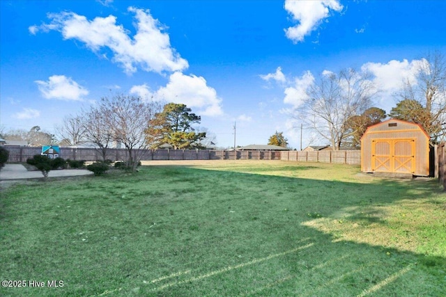 view of yard with a storage unit