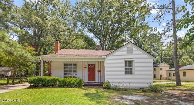 view of front of house featuring a porch and a front lawn