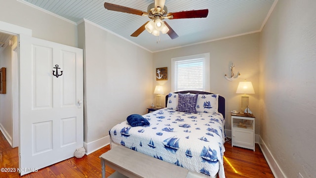 bedroom featuring ceiling fan, dark hardwood / wood-style floors, and crown molding