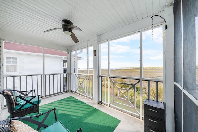 sunroom with ceiling fan