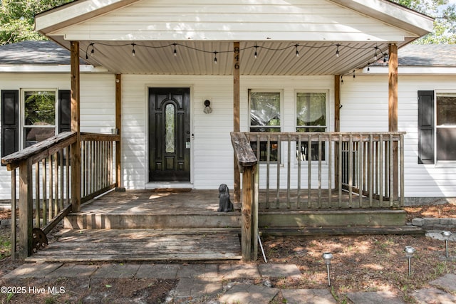 entrance to property featuring covered porch