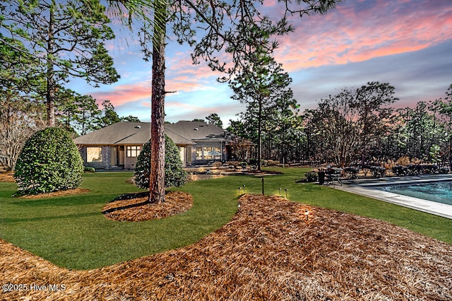 view of yard at dusk