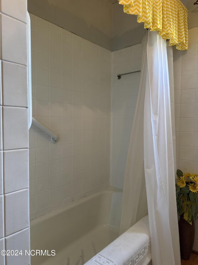 bathroom with shower / bath combo