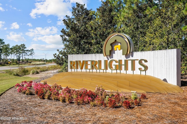 view of community / neighborhood sign