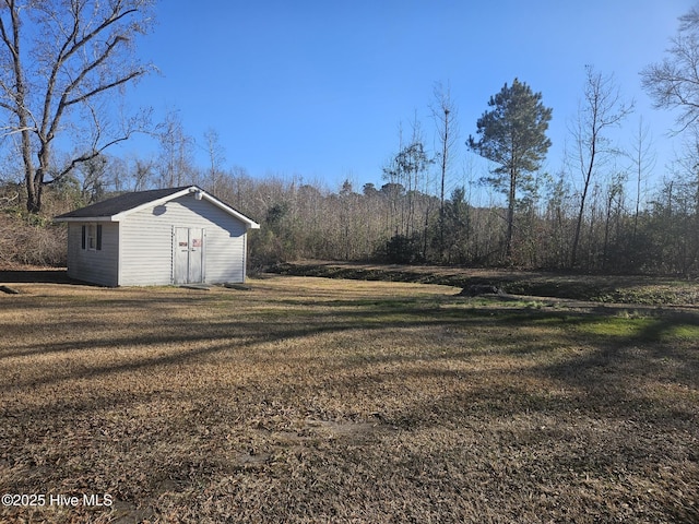 view of yard with a storage unit