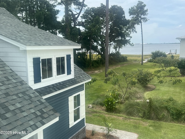 view of yard featuring a water view