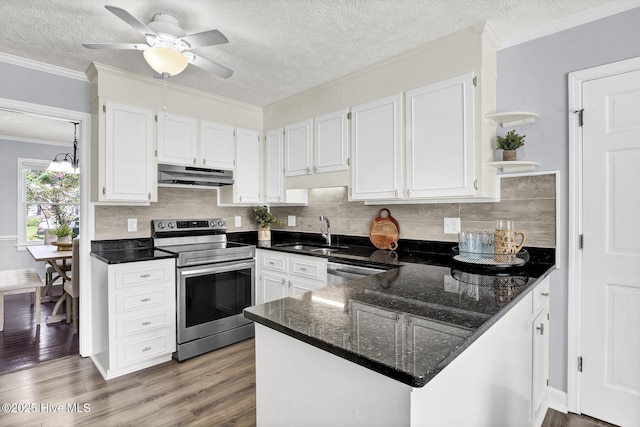 kitchen featuring kitchen peninsula, appliances with stainless steel finishes, ornamental molding, sink, and white cabinets