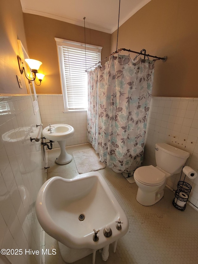 bathroom featuring tile walls, ornamental molding, toilet, a bidet, and a shower with curtain