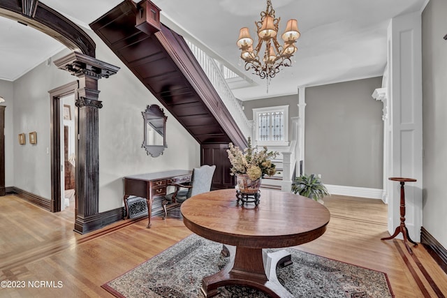 foyer with crown molding, a notable chandelier, and light hardwood / wood-style floors